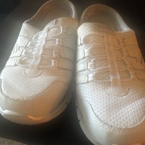 Sketchers Memory Foam white slide in sneakers!